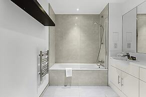 Stylish Flat In Battersea Reach