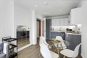 Stylish Flat In Battersea Reach