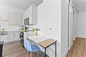 Serene West Downtown Studio w Washer Dryer