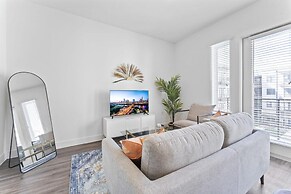Serene West Downtown Studio w Washer Dryer