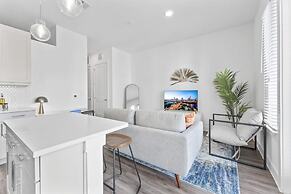 Serene West Downtown Studio w Washer Dryer