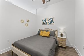 Serene West Downtown Studio w Washer Dryer