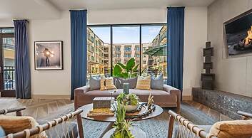 Chic West Downtown Studio w Washer Dryer