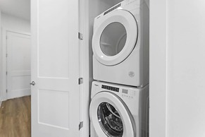 Chic West Downtown Studio w Washer Dryer