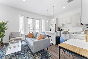 Chic West Downtown Studio w Washer Dryer