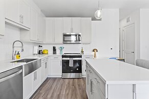 Boho Soco 1BR Queen Suite w Gympickleballlaundry