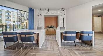 Boho Soco 1BR Queen Suite w Gympickleballlaundry