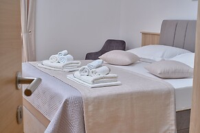 M&M Holiday House with a Pool by Litto