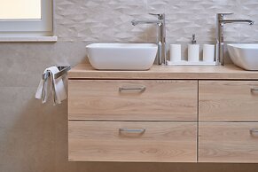 M&M Holiday House with a Pool by Litto