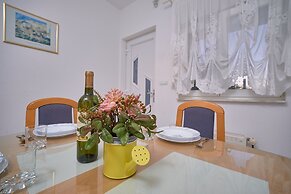 M&M Holiday House with a Pool by Litto