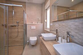 M&M Holiday House with a Pool by Litto