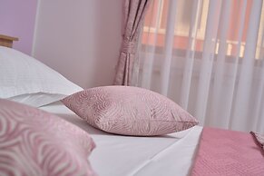 M&M Holiday House with a Pool by Litto