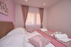 M&M Holiday House with a Pool by Litto