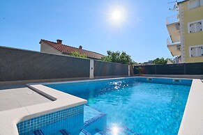 M&M Holiday House with a Pool by Litto