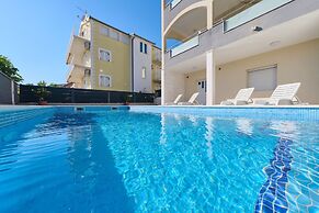 M&M Holiday House with a Pool by Litto