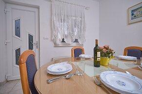 M&M Holiday House with a Pool by Litto