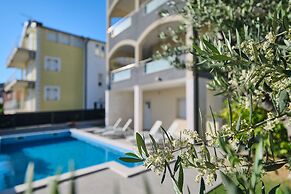 M&M Holiday House with a Pool by Litto