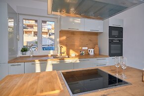 M&M Holiday House with a Pool by Litto