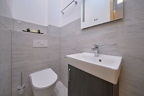 M&M Holiday House with a Pool by Litto