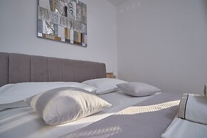 M&M Holiday House with a Pool by Litto