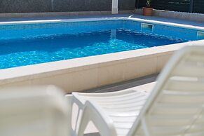 M&M Holiday House with a Pool by Litto