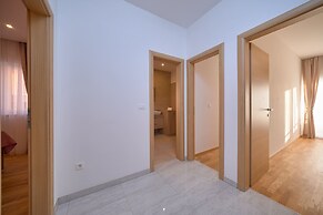 M&M Holiday House with a Pool by Litto