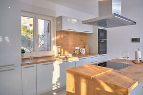 M&M Holiday House with a Pool by Litto