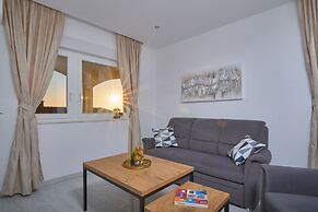 M&M Holiday House with a Pool by Litto