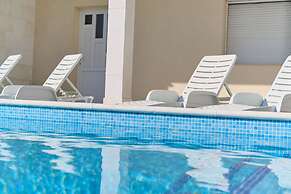 M&M Holiday House with a Pool by Litto