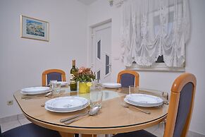 M&M Holiday House with a Pool by Litto