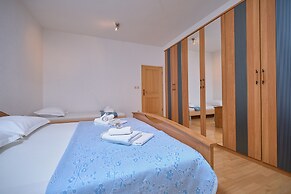 M&M Holiday House with a Pool by Litto