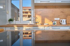 M&M Holiday House with a Pool by Litto