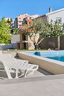 M&M Holiday House with a Pool by Litto