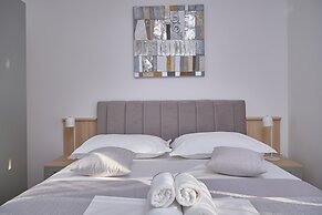 M&M Holiday House with a Pool by Litto