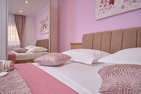 M&M Holiday House with a Pool by Litto