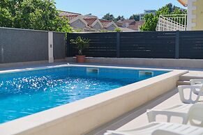 M&M Holiday House with a Pool by Litto