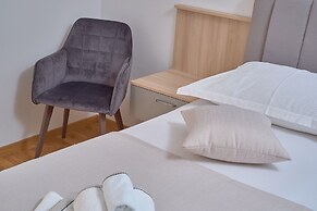 M&M Holiday House with a Pool by Litto