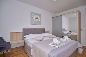 M&M Holiday House with a Pool by Litto