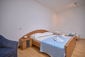 M&M Holiday House with a Pool by Litto