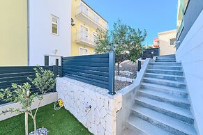 M&M Holiday House with a Pool by Litto