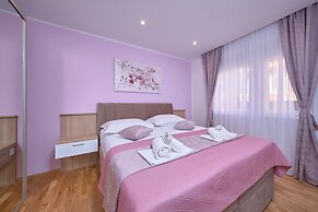 M&M Holiday House with a Pool by Litto