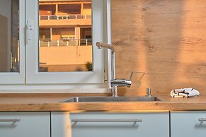 M&M Holiday House with a Pool by Litto