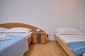 M&M Holiday House with a Pool by Litto