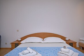 M&M Holiday House with a Pool by Litto