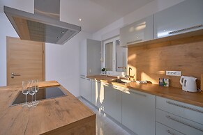 M&M Holiday House with a Pool by Litto