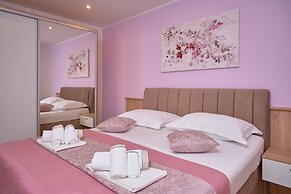 M&M Holiday House with a Pool by Litto