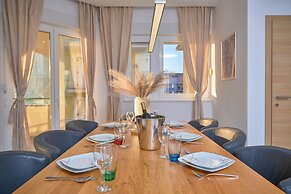 M&M Holiday House with a Pool by Litto