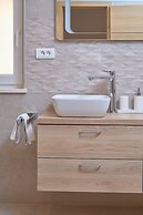 M&M Holiday House with a Pool by Litto