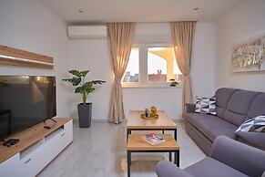 M&M Holiday House with a Pool by Litto