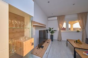 M&M Holiday House with a Pool by Litto